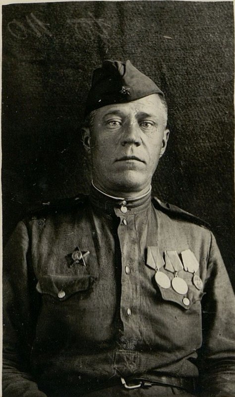 Фотография: Старший Сержант Иван Трофимович Стадниченко, член Всесоюзной Коммунистической партии большевиков