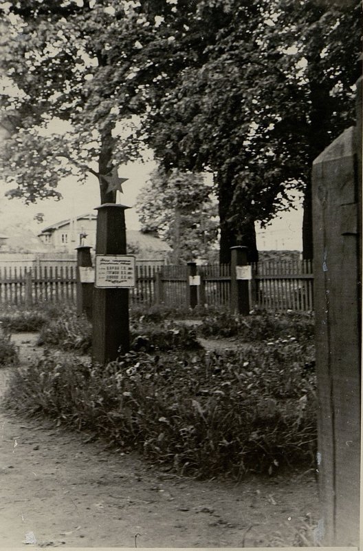Фотография: Воинское захоронение солдат Цирина Г.П., Гутмана В.А., Буркова Н.К.
