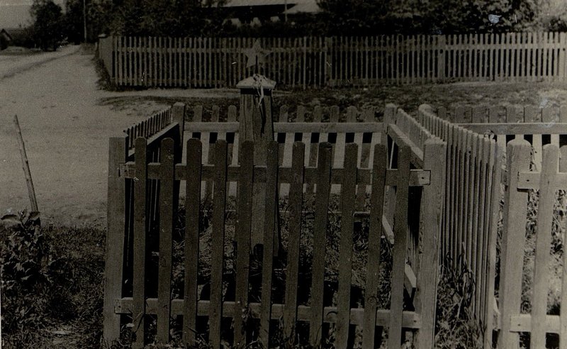 Фотография: Воинское захоронение лейтенанта Яковнек Анатолия Григорьевича