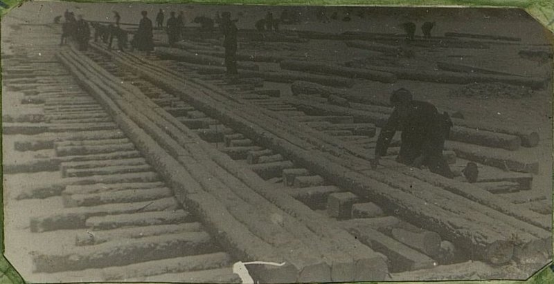Фотография: Отделение ефрейтора Зарипова на укладке колеи