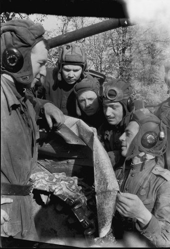 6 танкистов рассматривают карту боевых действий