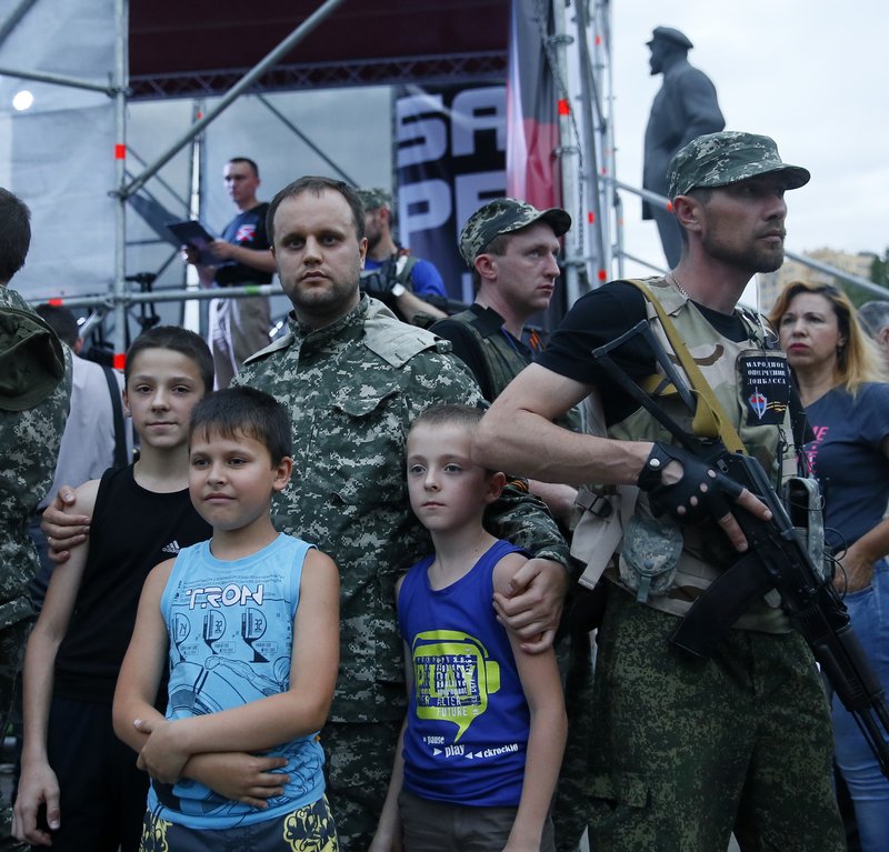 Митинг в честь 250-летия Новороссии в Донецке. "Народный губернатор" самопровозглашенной Донецкой народной республики Павел Губарев (третий слева) во время митинга в честь 250-летия Новороссии
