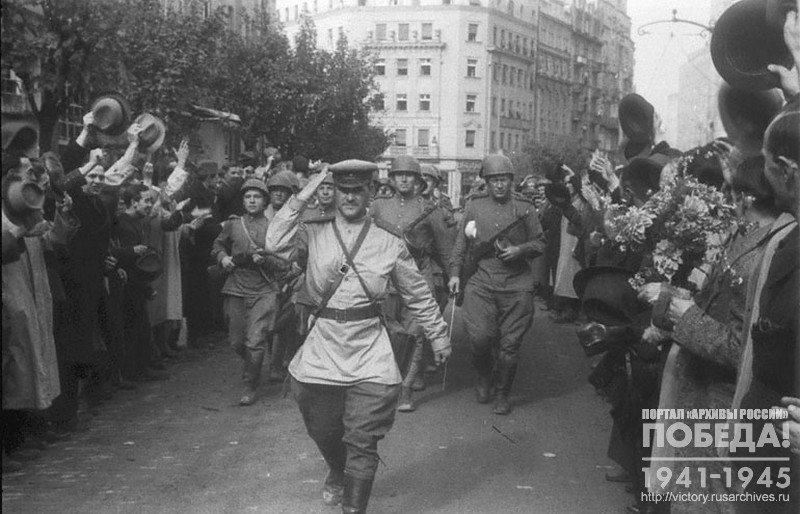 Soviet Army troops on the streets of Belgrade