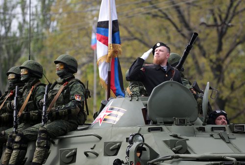 Празднование Дня Победы в Донецке. Веоннослужащий армии ДНР с позывным "Моторола" Арсен Павлов (справа) во время военного парада, посвященного 71-й годовщине Победы в Великой Отечественной войне