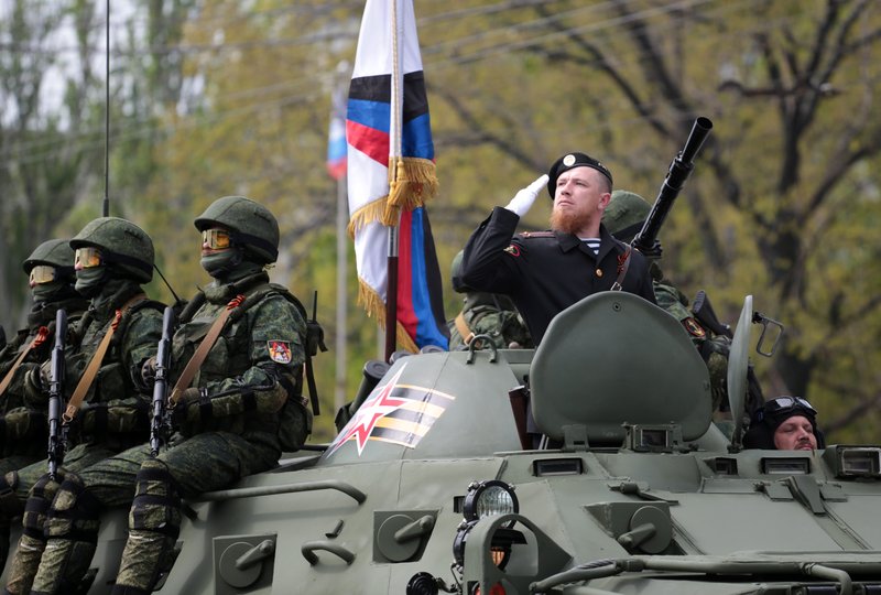 Празднование Дня Победы в Донецке. Военнослужащий армии ДНР с позывным "Моторола" Арсен Павлов (справа) во время военного парада, посвященного 71-й годовщине Победы в Великой Отечественной войне
