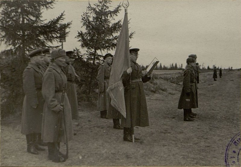 Фотография: Генерал-Майор Колосов зачитывает грамоту Правительства СССР о вручении Красного Знамени бригаде