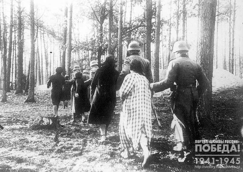 Солдаты гестапо ведут на расстрел группу польских женщин