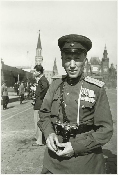 Фотокорреспондент Аркадий Шайхет на съемках Всесоюзного парада физкультурников на Красной площади