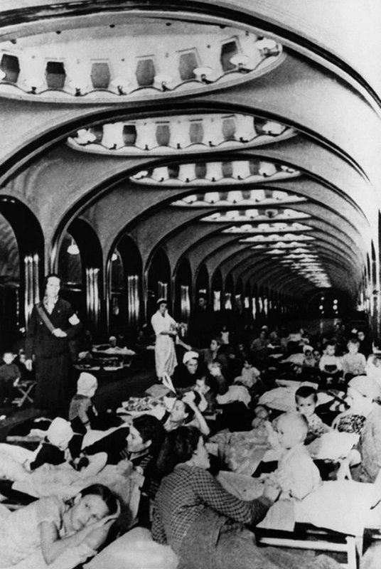 Бомбоубежище на станции метро «Маяковская». Во время бомбежки. Москва, 1941 г