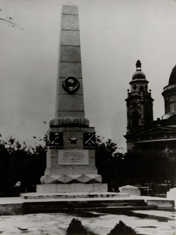 Image: Town of Cegled. Monument  at the military cemetery
