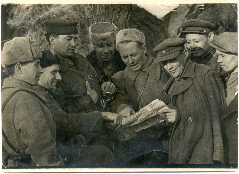 Staff of the 2nd Kletnya Brigade developing a military operation