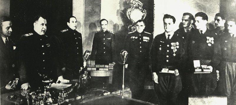 Командующий ВВС РККА Маршал авиации А.А. Новиков (2-й слева) вручает правительственные награды французским летчикам