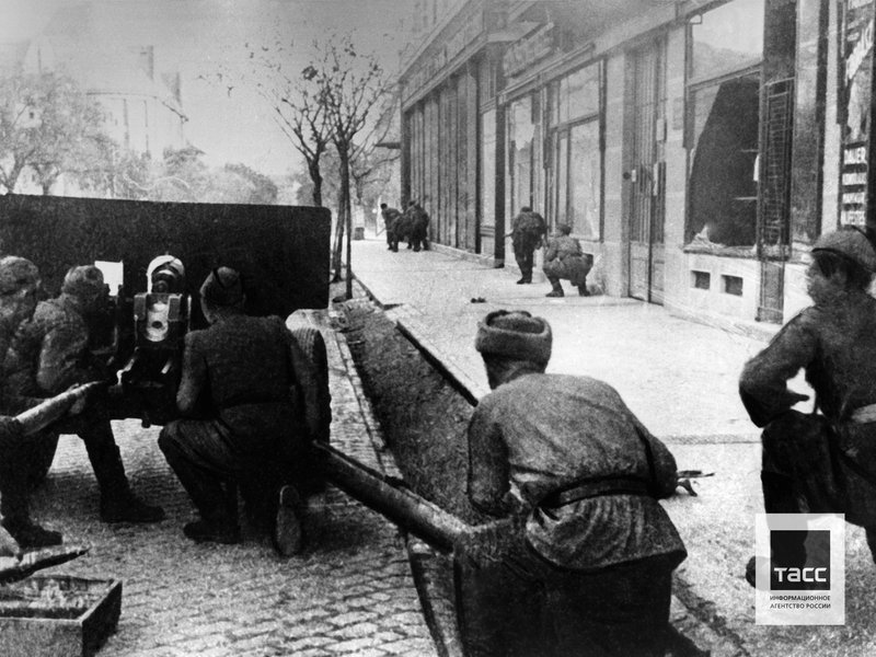 Red Army soldiers during a street fight. Kecskemet, October 1944