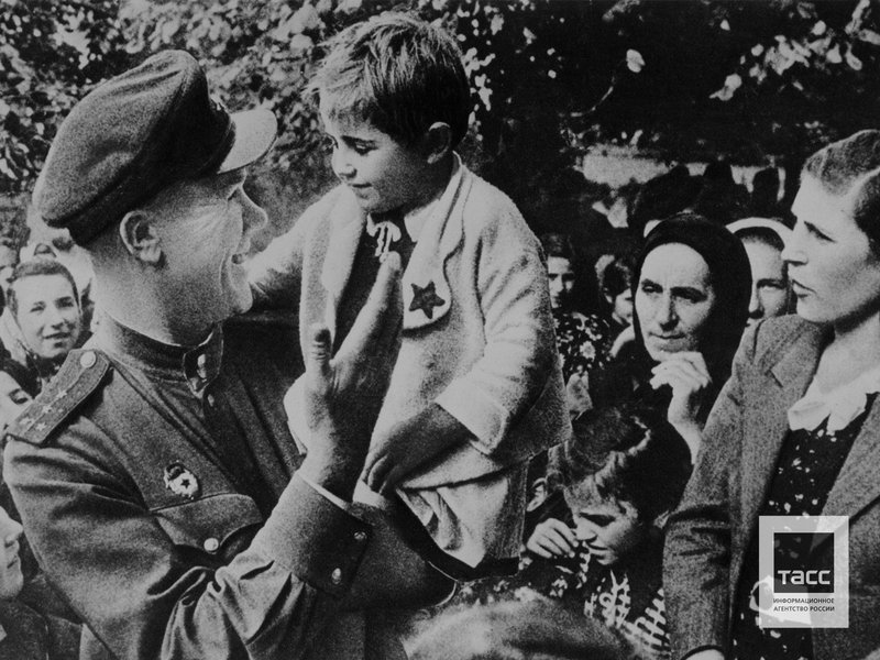 Гвардии капитан Красной Армии О. Иванов среди жителей освобожденного Белграда