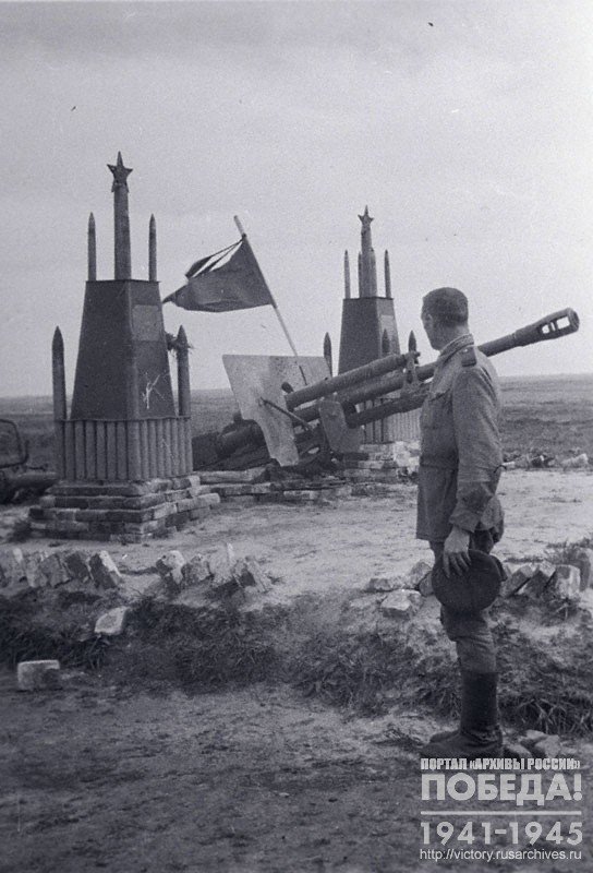 Monument on the grave of guards artillerists who perished in combat