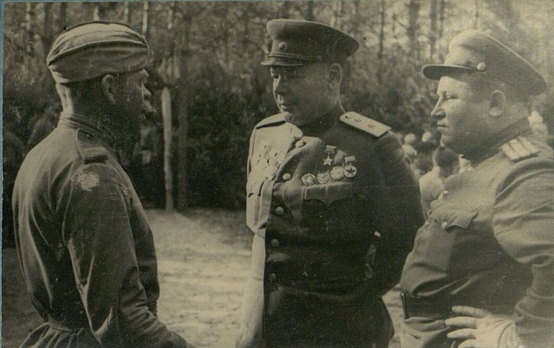 Фотография: Командующий генерал-полковник Пухов в перерывах совещания беседует с бывалыми воинами