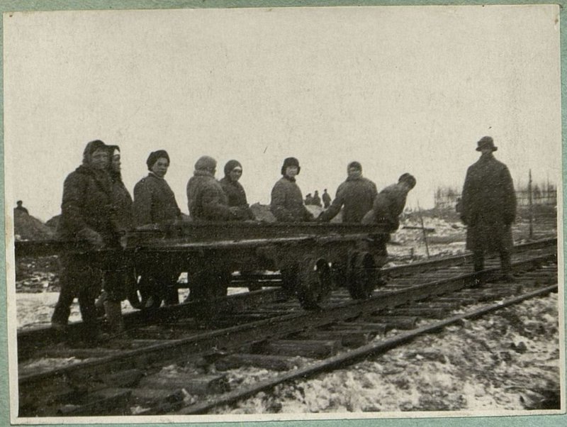 Фотография: Развозка рельс по трассе