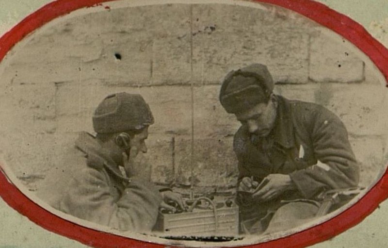 Фотография: Под непрерывным обстрелом, радисты - товарищи Соловых Г. и Ломоносов А.Ю. передают арткоманды на противоположный берег на батареи полка.