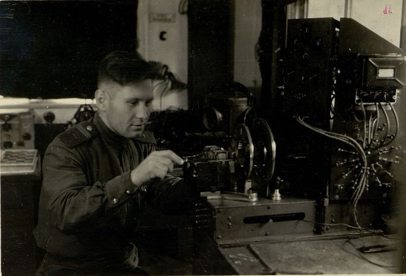 Фотография: Производит ремонт регуляторной коробки "РК-12-350", Младший сержант Лариков А.П.