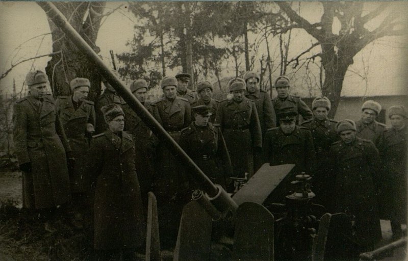 Фотография: Генерал-лейтенант Козлов и генерал-майор Воронов осматривают боевую технику
