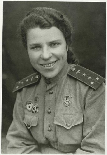 Портрет Евдокии Никулиной, летчицы 46-го женского авиационного полка Таманской дивизии