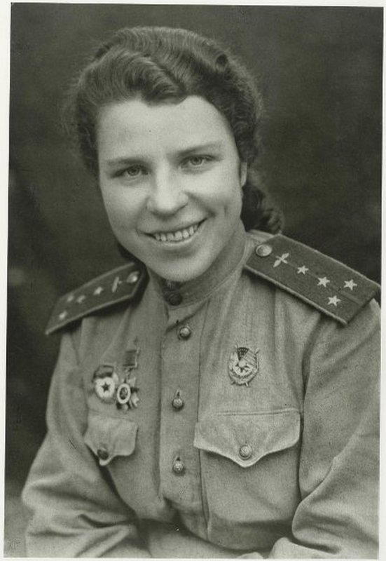 Портрет Евдокии Никулиной, летчицы 46-го женского авиационного полка Таманской дивизии