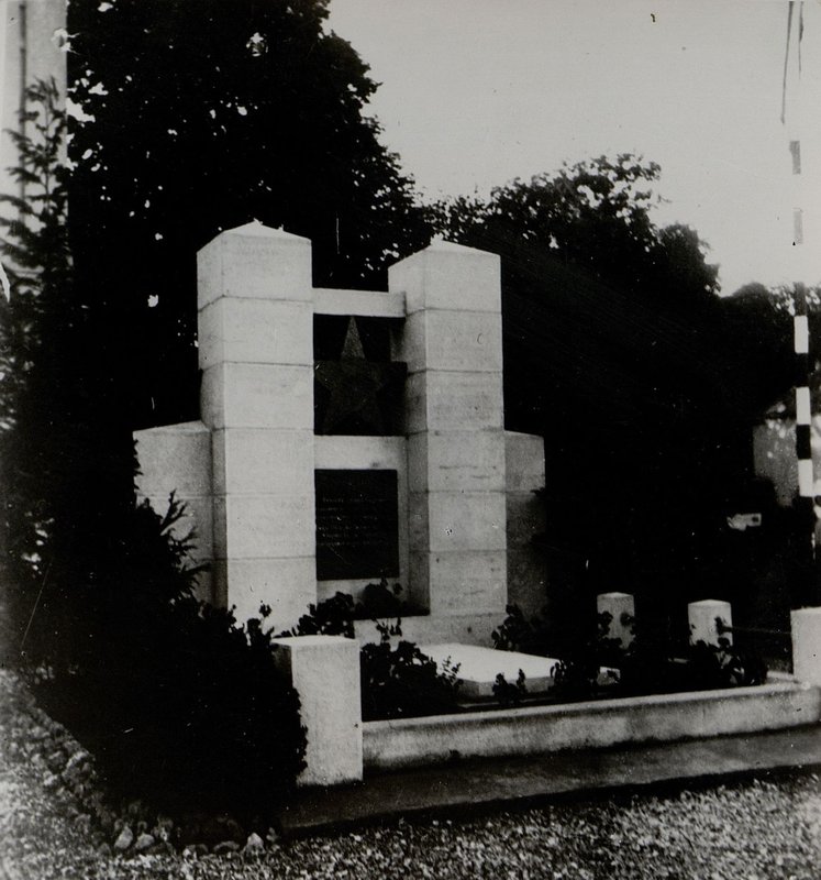 Photo: G. Eger. Separate mass grave