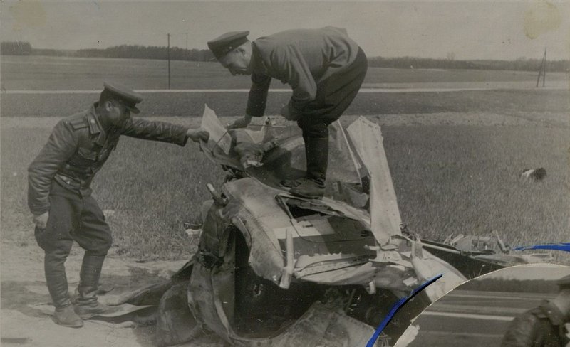 Фотография: Assistant Chief of Staff of Artillery of the 3rd Guards Tank Army for Air Defense Guards. Major Prozukin examines the plane shot down by the 4th battery in the Mückendorf area on 22.04.45