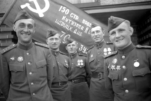 Участники штурма рейхстага и установки Знамени Победы 1 мая 1945 г.