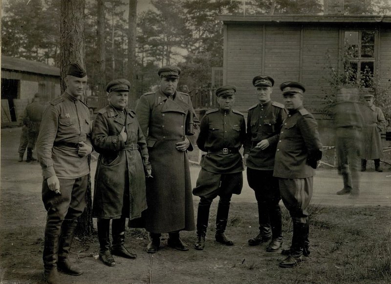 Фотография: Альбом фотоиллюстраций учебно-боевой подготовки штаба тыла 2 воздушной авиации, 1945 год