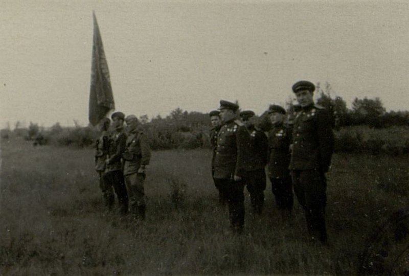 Image: Commander of the armored and mechanized troops of the military formation Major General Kononov presents the banner of the unit