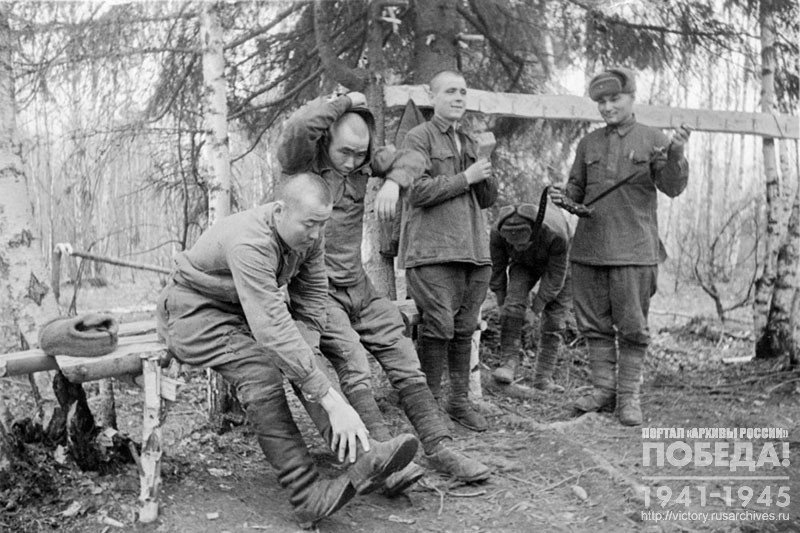 Soldiers of one of the units are preparing for the bath