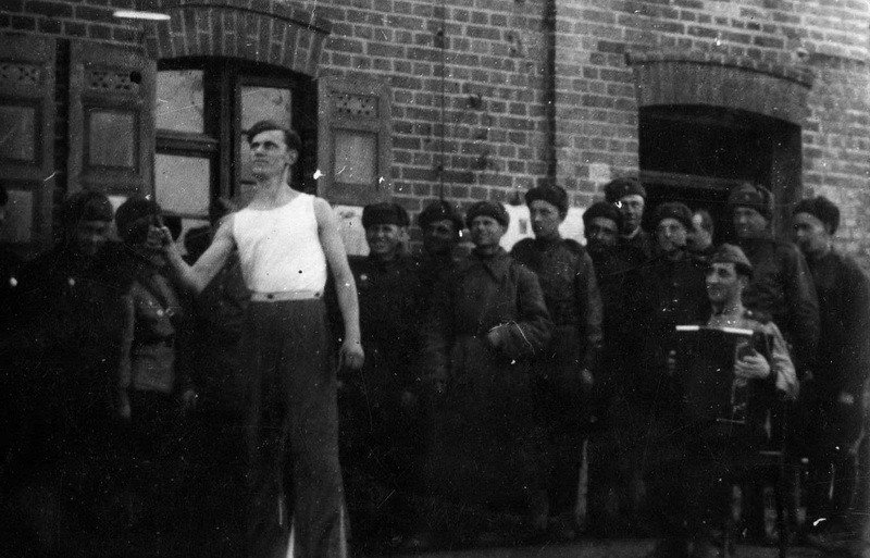 Фотография. Нездолгий И. и Земцов Н. - участники ВОв исполняют цирковой номер, Германия, 1945 г.