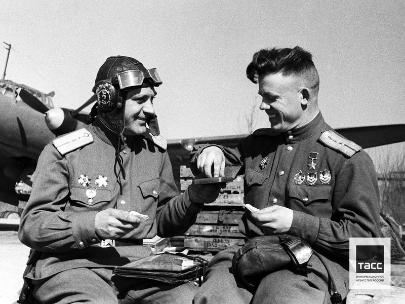 Летчики-бомбардировщики Константин Мулюкин и Павел Плотников (слева направо), Германия