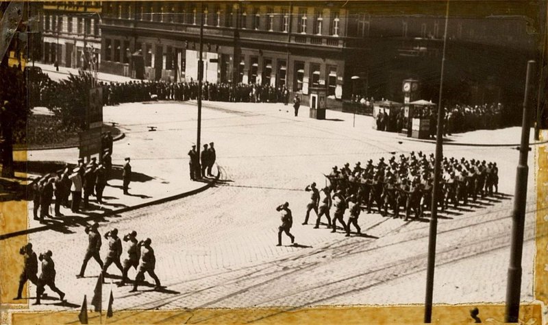 Фотография: Военный совет армии и командование корпуса принимает парад