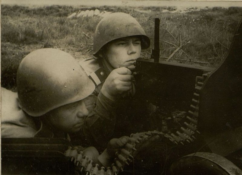 Фотография: Отважные пулеметчики: старший сержант Лапин и младший сержант Ильин