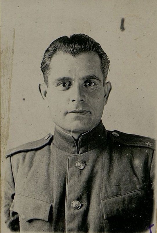 Фотография: Начальник Политического отдела дивизии (с мая 1943 по май 1944 года) подполковник товарищ Довженко. Погиб в бою с немецко-фашистскими захватчиками 5 мая 1944 года в районе Строэшчий (Румыния)