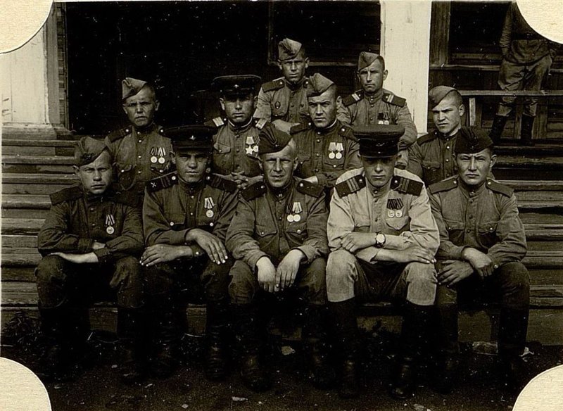 Фотография: Отличники боевой и политической подготовки. краноармеец Лякин, сержант Поляков, краноармеец Солодников, сержант Спружевников, краноармеец Наумов, младший сержант Романченко, сержант Мурзин, младший сержант Коршин, сержант Лобынев, младший сержант Подымакин, младший сержант Кононов