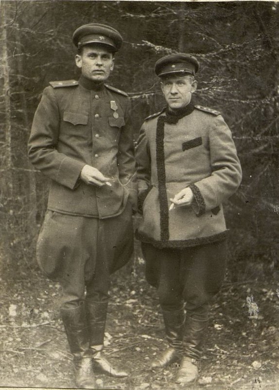 Фотография: Начальник штаба капитан Кузнецов и майор Коркишко