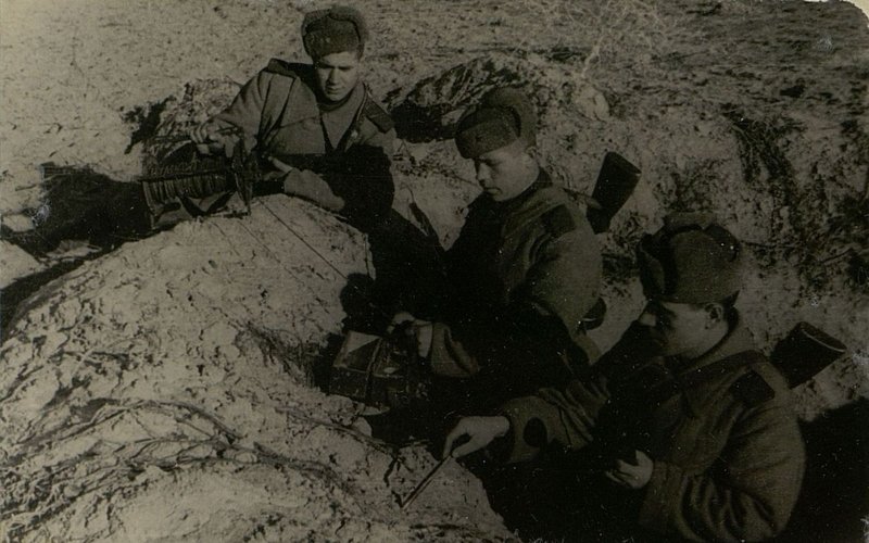Фотография: Отличные связисты: младший сержант М. Шамрай и рядовые - М. Котельников и М. Чухин