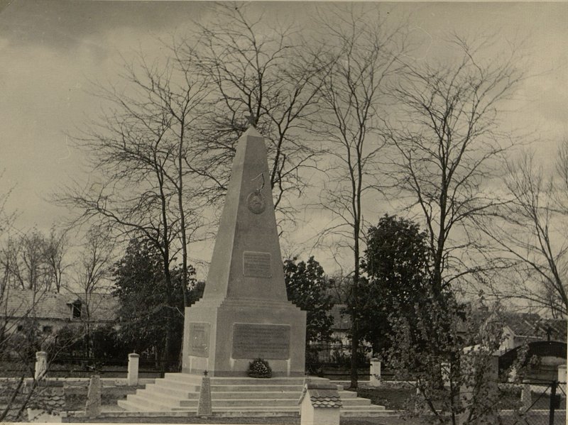 Фотография: г. Аба. Памятник на отдельной братской могиле