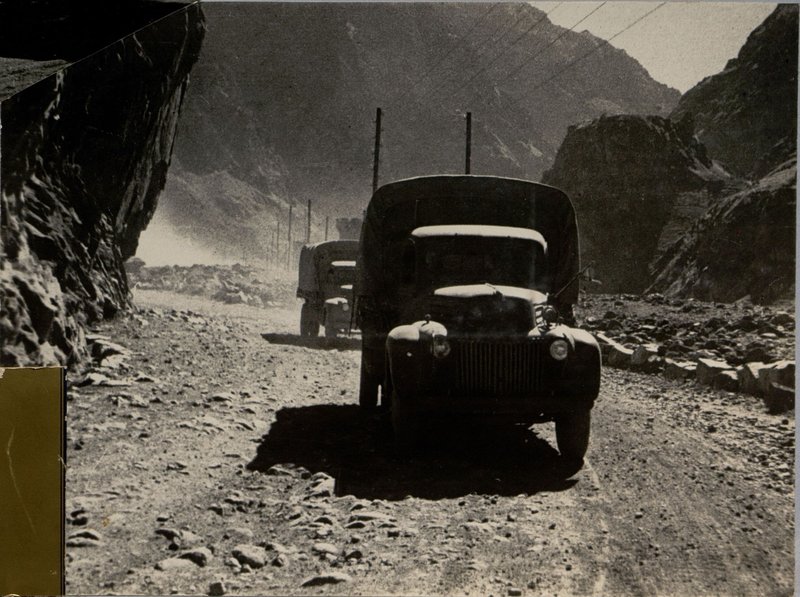 Фотография: Альбом "История 28 автомобильного полка, 1943-1944 гг."