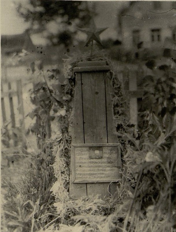 Image: Military burial of partisans Vysotskaya Olga, Zakharevina Maria, BSSR, Grodno region, Radun, central square