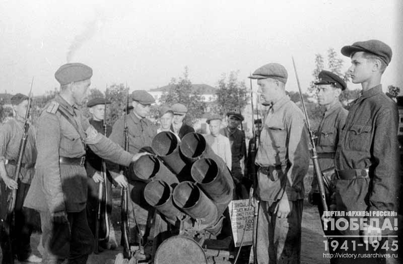 Бойцы Всевобуча г. Иваново во время посещения выставки трофейного вооружения