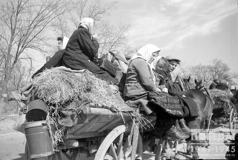Soviet citizens released from captivity return to their Homeland