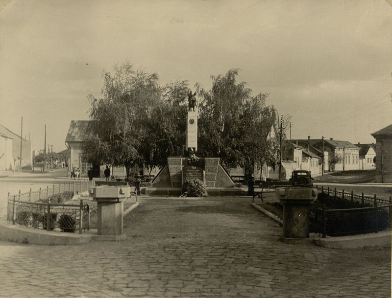 Фотография: г. Ньиредьхаза. Памятник-монумент на воинском кладбище