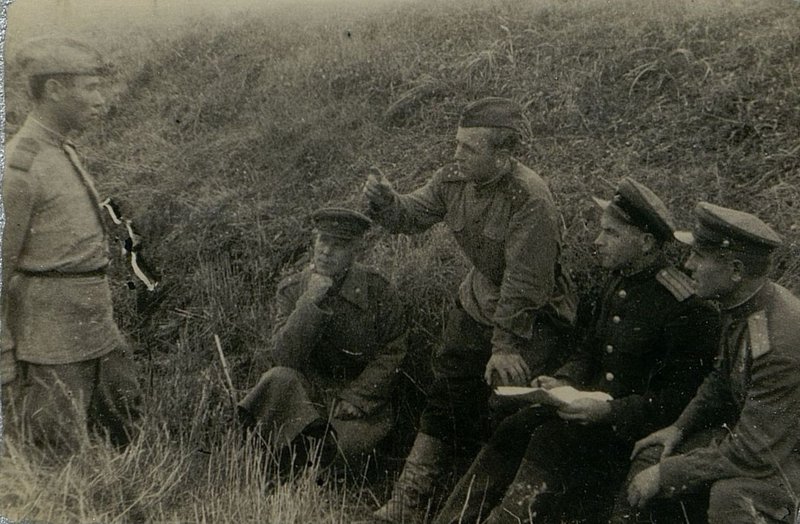 Фотография: Парткомиссия 109 укрепрайона рассматривает дело по приему в члены ВКомандный пункт(б) тов. Баранцева