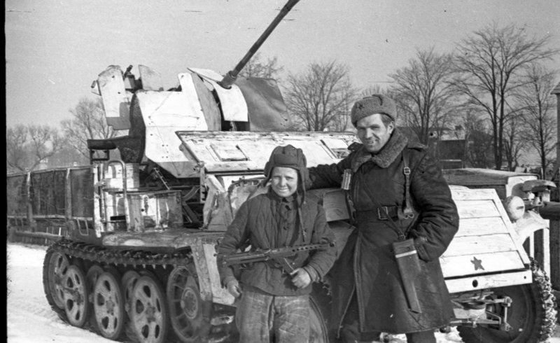 «Подполковник и юный танкист у трофейной зенитной установки Sd.Kfz. 10/5 на Сандомирском плацдарме.»