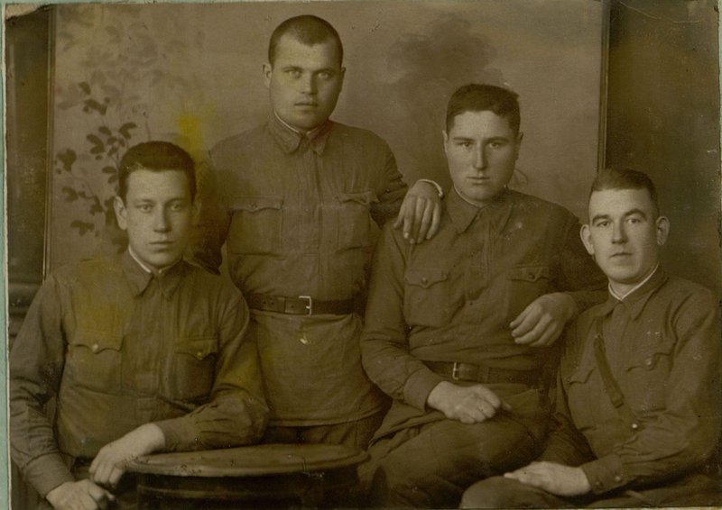 Фотография: В боях в районе Троицкое и Калиново, особенно отличились разведчики: помкомвзвода Дубровский Н.В., разведчики - Мальцев Н.И. и Котельников Н.И., которые вели непрерывную разведку огневых средств противника и наблюдение за полем боя. Все обнаруженные огневые средства были уничтожены огнем батареи. Санинструктор Дедухов И.И. отлично знающий свое дело. В любых условиях оказывал своевременную медицинскую помощь раненым товарищам.