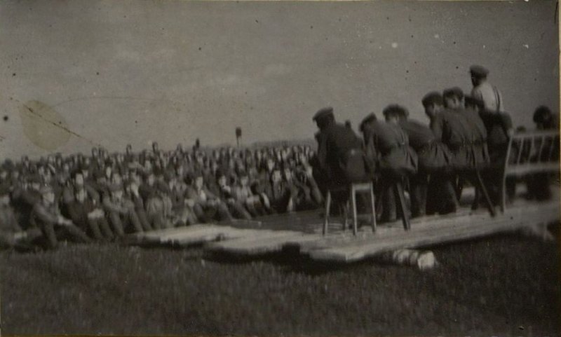 Фотография: Встреча кавалеров боевых орденов и медаленосцев. Выступают: капитан Карпенко (слева) и дважды орденоносец сержант А.С. Вавилов